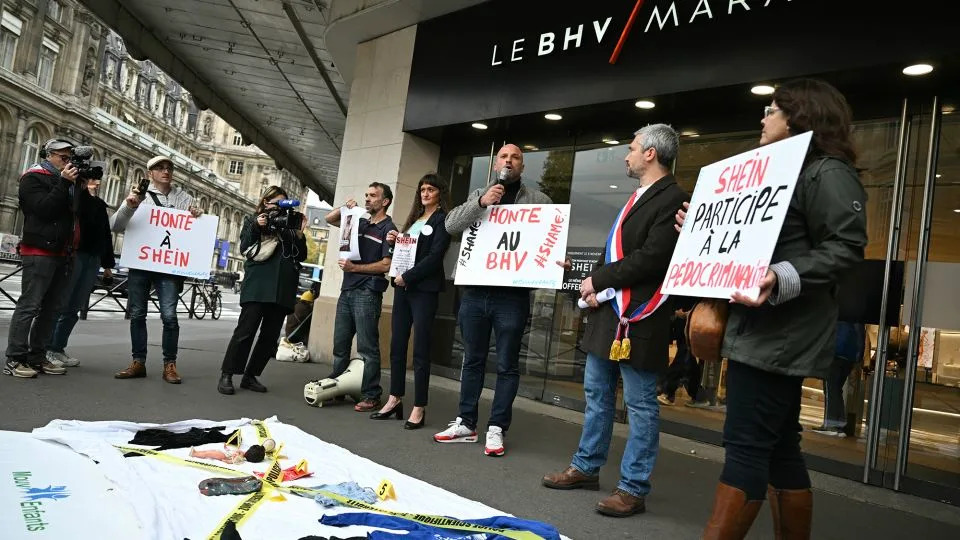 أرنو جاليه، رئيس حركة Mouv'Enfants، وهي حركة تحارب جميع أشكال العنف ضد الأطفال، يتحدث أثناء مشاركته في احتجاج أمام متجر BHV متعدد الأقسام في باريس في 3 نوفمبر 2025. - جولي سيبادلها / وكالة الصحافة الفرنسية / غيتي إيماجز