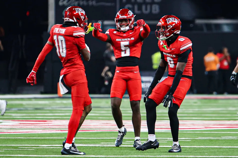 UNLV Rebels DB Tre Fulton (10)، وDB Quandarius Keyes (5)، وDB Aamaris Brown (9) يحتفلون بعد اعتراضهم في مباراة كرة قدم جامعية ضد فريق Hawai'i Rainbow Warriors يوم الجمعة 21 نوفمبر 2025، في لاس فيغاس، نيفادا. 