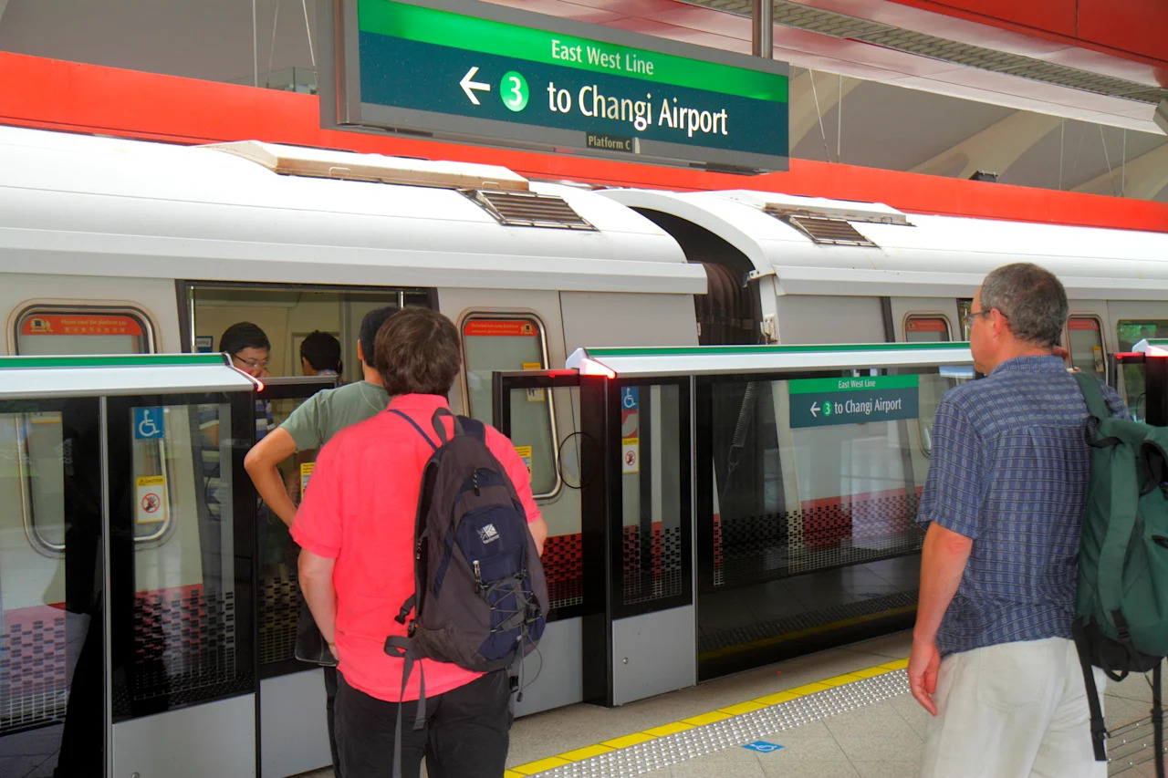 الركاب على الرصيف في محطة مترو تاناه ميراه. (الصورة: جيتي)