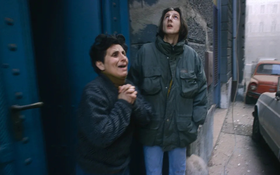 مدنيون مذعورون يشاهدون القنابل تسقط أثناء حصار سراييفو