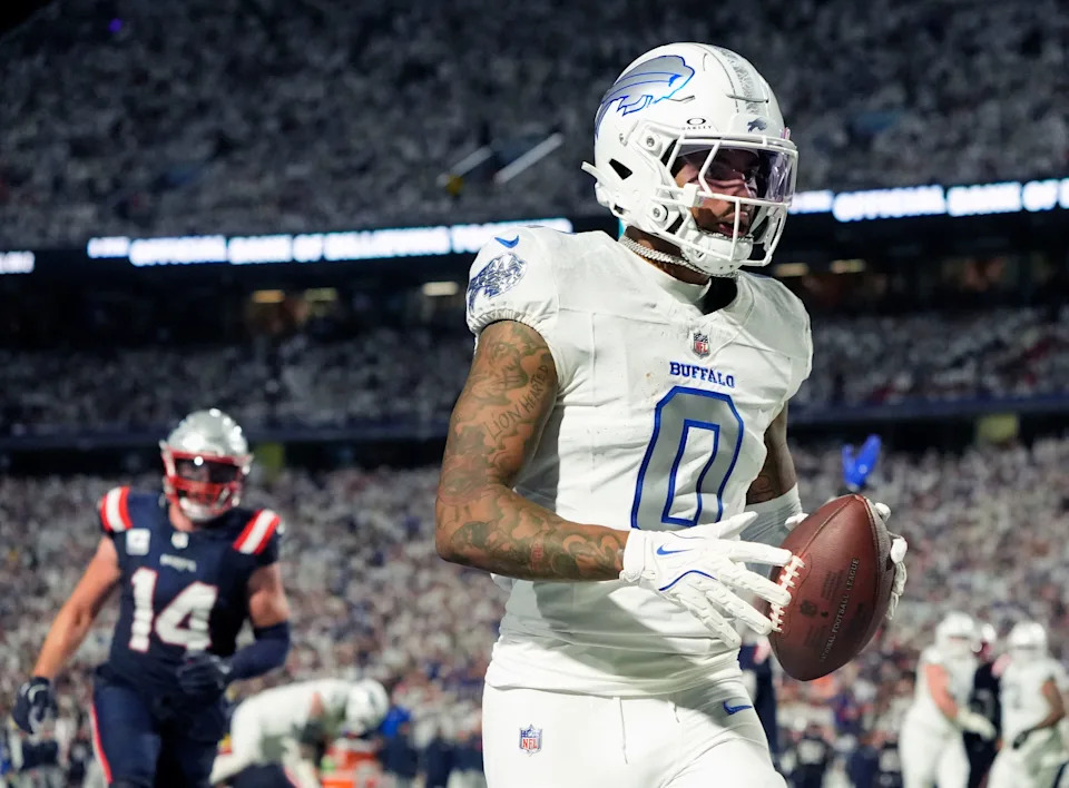 5 أكتوبر 2025؛ أوركارد بارك، نيويورك، الولايات المتحدة الأمريكية؛ يقوم المتلقي الواسع لـ Buffalo Bills Keon Coleman (0) بإمساك الكرة أمام فريق New England Patriots خلال الشوط الثاني على ملعب Highmark Stadium. الائتمان الإلزامي: صور جريجوري فيشر-إيماجن