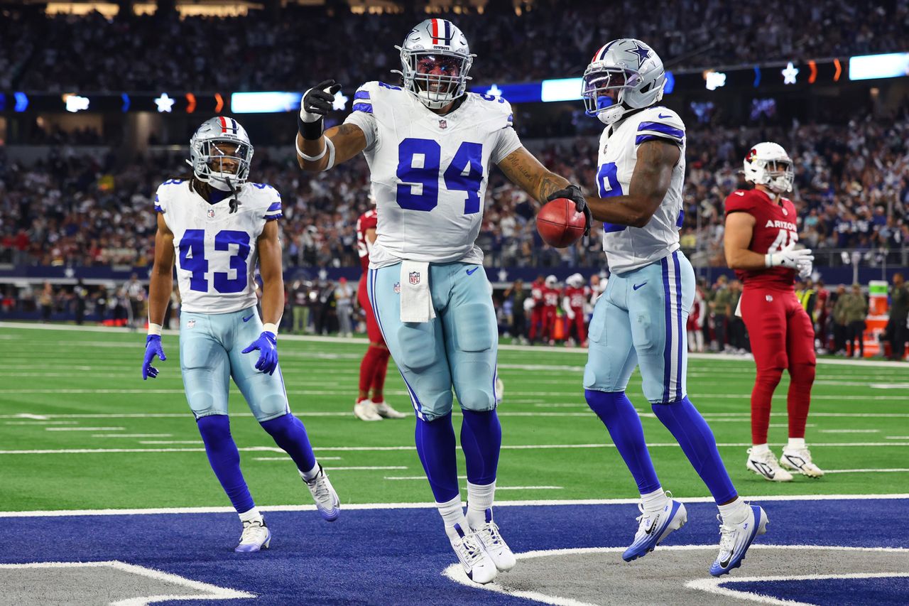 النهاية الدفاعية لدالاس كاوبويز مارشون نيلاند (94) ومالك ديفيس (43) ودامون كلارك، على اليمين، يحتفلون بعد أن استعاد نيلاند ركلة محظورة للهبوط في النصف الأول من مباراة كرة القدم في اتحاد كرة القدم الأميركي ضد أريزونا كاردينالز الاثنين 3 نوفمبر 2025، في أرلينغتون، تكساس. AP Photo / ريتشارد رودريغيز استعاد مارشون نيلاند ركلة محظورة للهبوط يوم الاثنين 3 نوفمبر.