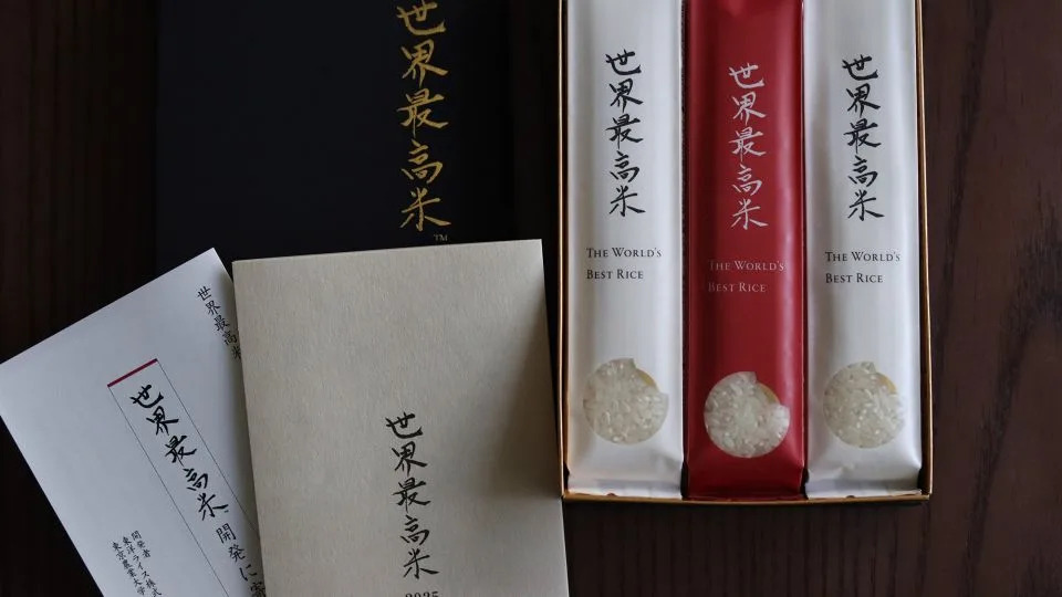 هذا العام، تم بيع صناديق Kinmemai Premium بالتجزئة بمبلغ 10800 ين ياباني (73.40 دولارًا أمريكيًا) لكل منها. - ماجي هيوفو وونغ / سي إن إن