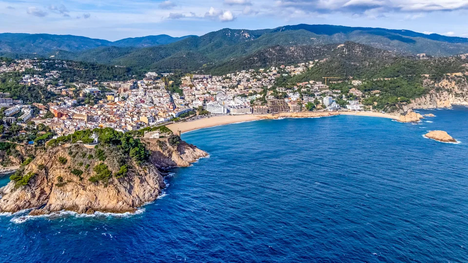 منظر جوي لمدينة وخليج توسا دي مار - منظر للخليج بطائرة بدون طيار. كاتالونيا، كوستا برافا، إسبانيا