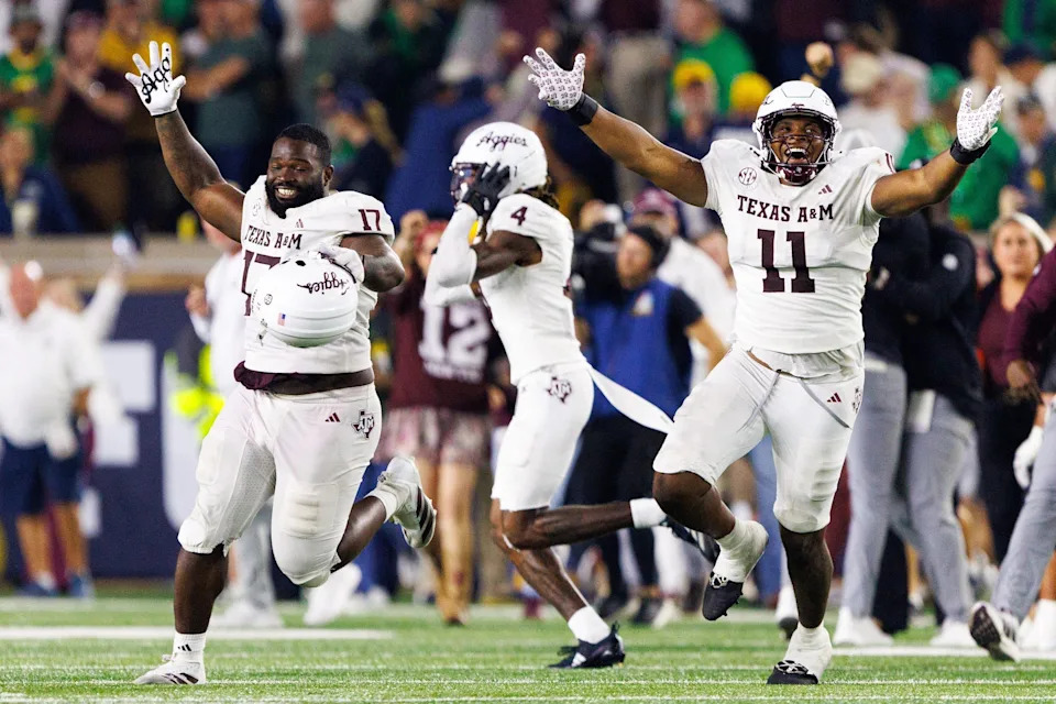 تحتفل شركة Texas A&M بعد فوزها في مباراة كرة قدم NCAA 41-40 ضد نوتردام في ملعب نوتردام يوم السبت 13 سبتمبر 2025 في ساوث بيند.