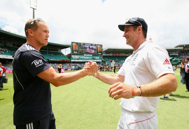 يعتقد فين أن إنجلترا تتعامل مع اللعبة بشكل مختلف تمامًا عما كانت عليه عندما فازت آخر مرة في أستراليا تحت قيادة أندرو شتراوس (يمين) وآندي فلاور (يسار).