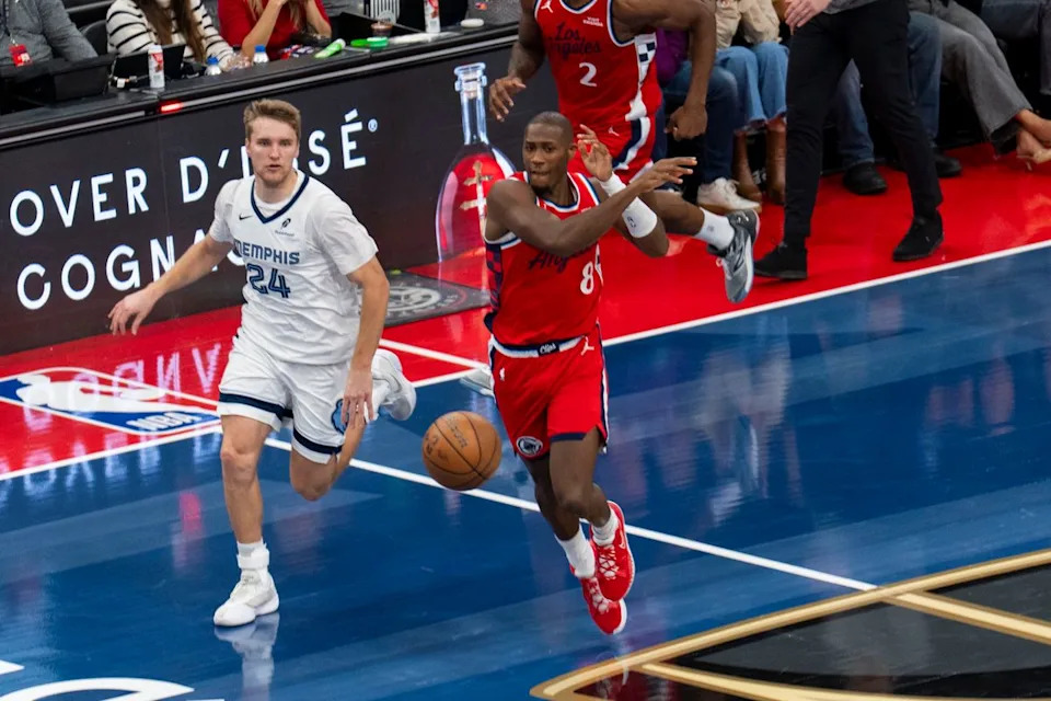 حارس لوس أنجلوس كليبرز كريس دن (8) يثير استراحة سريعة خلال مباراة كرة السلة في الدوري الاميركي للمحترفين ضد ممفيس غريزليس، الجمعة 28 نوفمبر 2025 في لوس أنجلوس، كاليفورنيا.