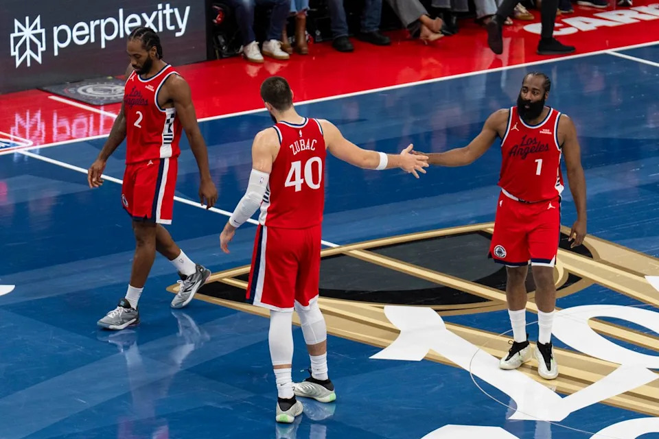 لوس أنجلوس كليبرز الثلاثة الكبار خلال مباراة كرة السلة في الدوري الاميركي للمحترفين ضد ممفيس غريزليس، الجمعة 28 نوفمبر 2025 في لوس أنجلوس، كاليفورنيا.