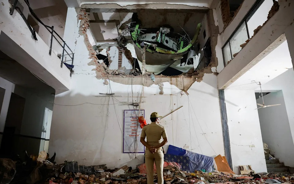 وكان 53 بريطانيًا من بين الركاب الـ 241 الذين لقوا حتفهم في الحادث