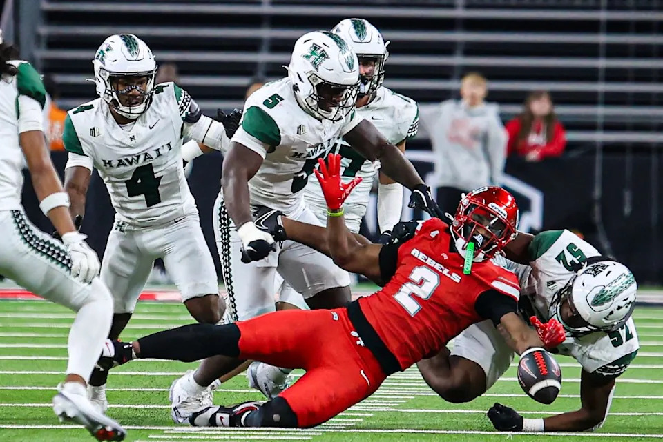 يفقد UNLV Rebels RB Keyvone Lee (2) حيازة الكرة بعد أن تصدى لها العديد من لاعبي Hawai'i Rainbow Warriors خلال مباراة كرة قدم جامعية يوم الجمعة 21 نوفمبر 2025، في لاس فيغاس، نيفادا. 