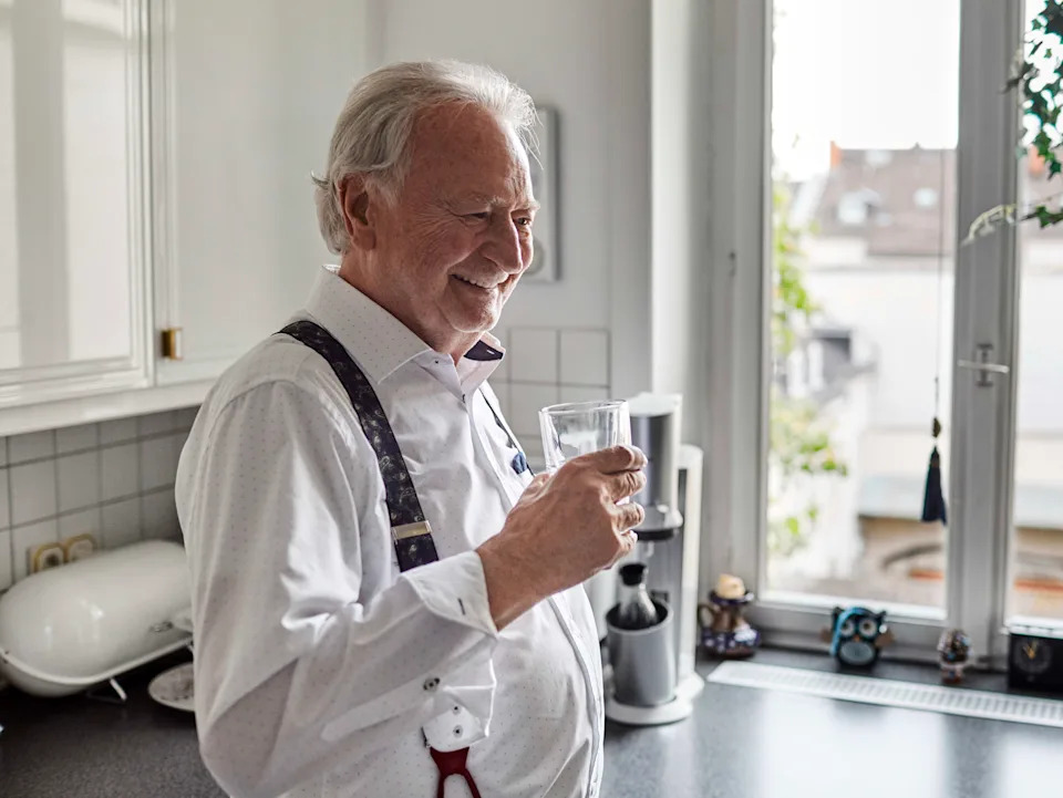 إن شرب كميات أقل من السوائل في المساء يمكن أن يساعد في تخفيف أعراض تضخم البروستاتا الحميد. (الصورة عبر غيتي إيماجز)