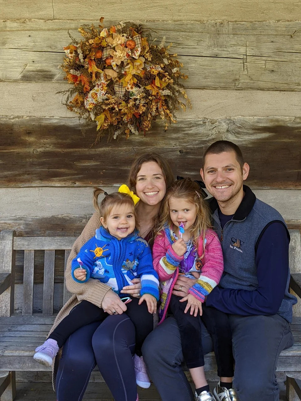 تم التقاط جرانت وميراندا فيليبس مع ابنتيهما أوديسا ونارا في صورة عائلية.