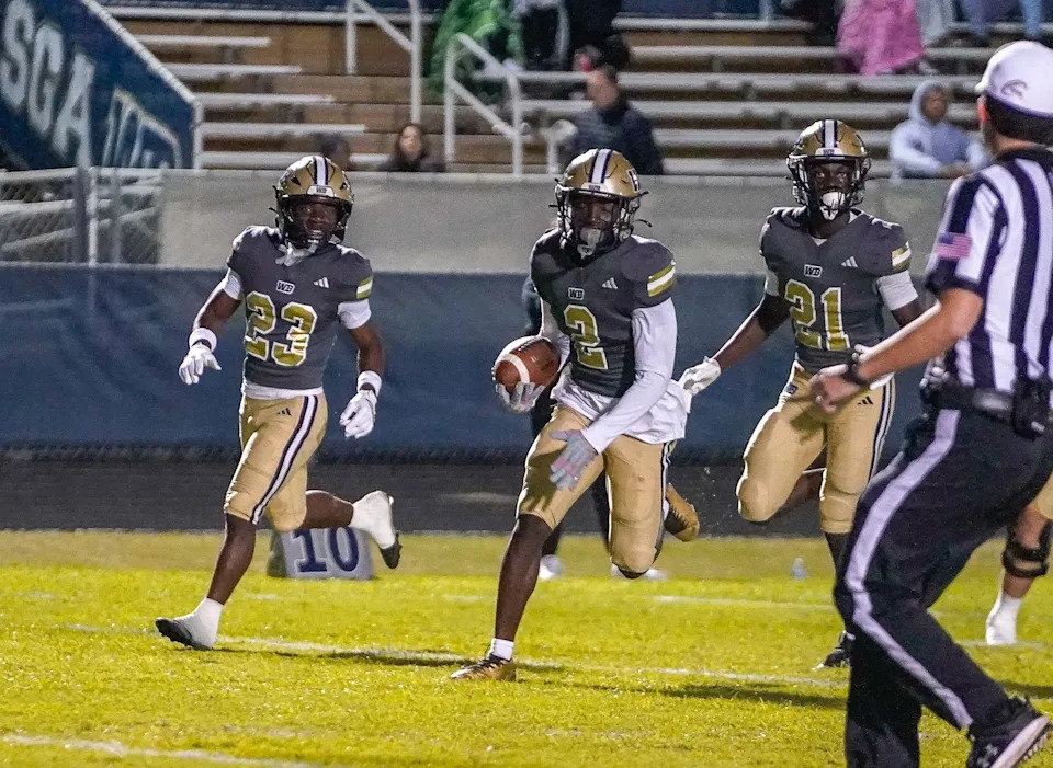 يعود داماري جيري (2) من فريق ويست بوكا إلى تعثر الهبوط في مباراة ضد ميتشل في الربع الأول في 28 نوفمبر 2025، في بوكا راتون، فلوريدا.