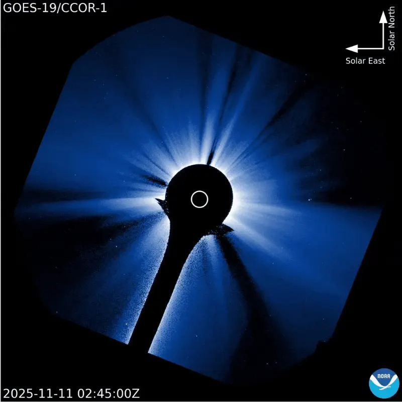 صورة متحركة gif تظهر الانبعاث الإكليلي وهو ينطلق من الشمس بعد التوهج الشمسي X5.1.