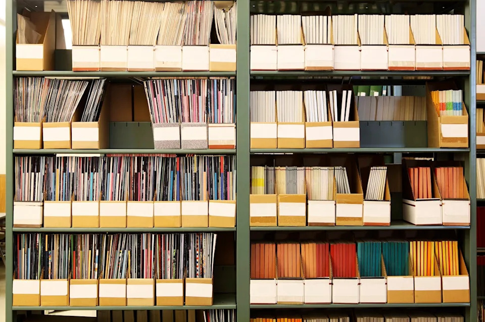 رفوف المكتبة مع المجلات البحثية