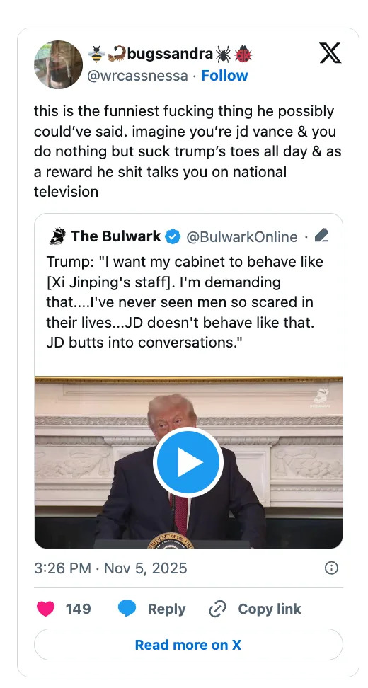 لقطة شاشة لتغريدة مع تعليق يقارن السلوك الافتراضي بما يستحقه شخص ما، فيما يتعلق بتصريحات ترامب بشأن القيادة