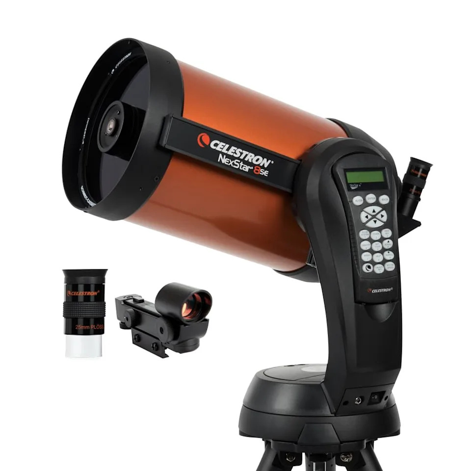منظر جانبي للتلسكوب المحوسب Celestron NexStar 8SE مع تفاصيل الملحقات