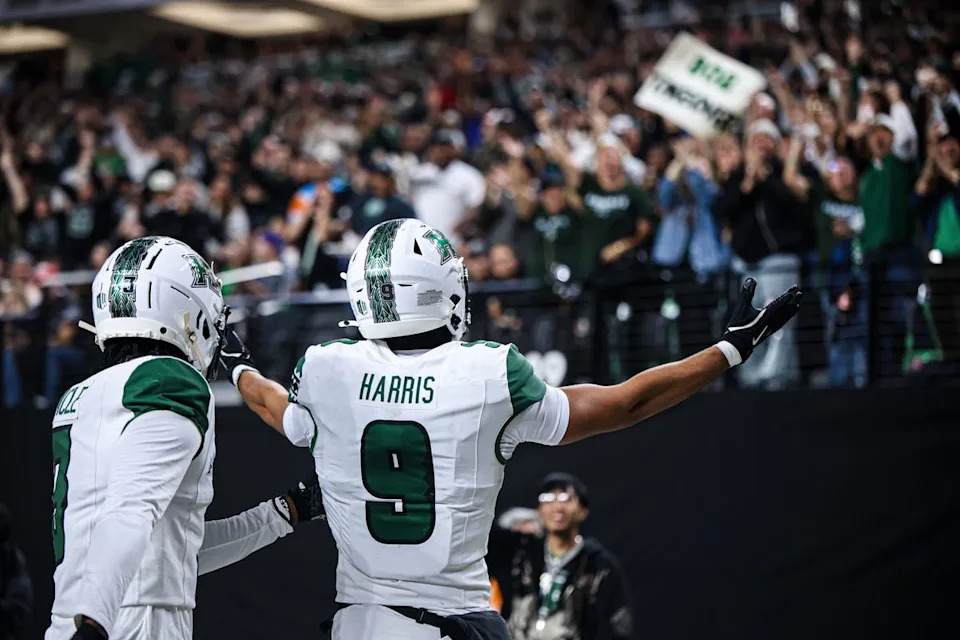 يحتفل فريق Hawai'i Rainbow Warriors WR Jackson Harris (9) تجاه مشجعي Rainbow Warrior خلال مباراة كرة قدم جامعية ضد UNLV Rebels يوم الجمعة 21 نوفمبر 2025، في لاس فيغاس، نيفادا. 