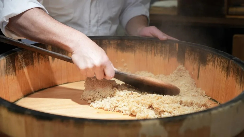 أحد الطهاة يخلط الأرز البني مع الخل في مطعم السوشي التابع لشركة Toyo Rice Corporation. - ماي تاكيجوتشي / سي إن إن