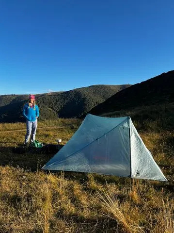 بإذن من بيانكا أدلر بيانكا أدلر تنصب خيمة