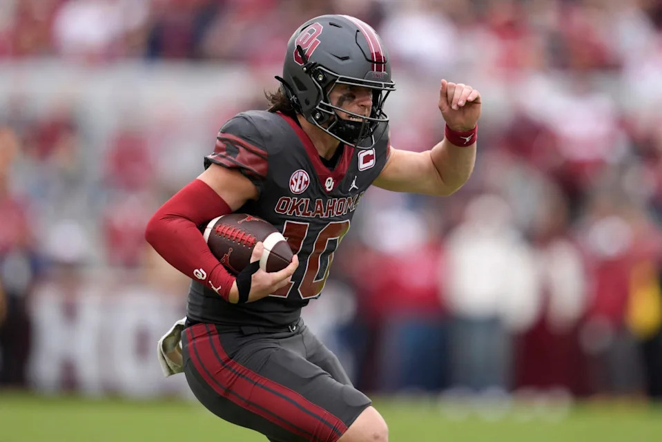 يركض جون ماتير (10 أعوام) لاعب الوسط في أوكلاهوما سونرز لأول مرة خلال مباراة كرة قدم جامعية بين جامعة أوكلاهوما سونرز (OU) وميسوري تايجرز في ملعب جايلورد فاميلي آ أوكلاهوما التذكاري في نورمان، أوكلاهوما، يوم السبت 22 نوفمبر 2025.