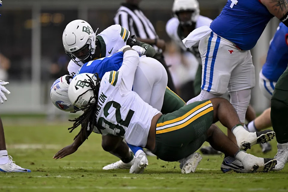 6 سبتمبر 2025؛ دالاس، تكساس، الولايات المتحدة الأمريكية؛ تم إقالة لاعب الوسط SMU Mustangs Kevin Jennings (7) من قبل لاعب Baylor Bears Emar'rion Winston (32) خلال الربع الثاني في ملعب Gerald J. Ford. الائتمان الإلزامي: صور جيروم ميرون-إيماجن