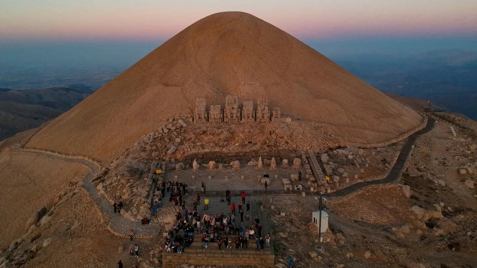 قمة نمرود يعلوها ركام يُعتقد أنه يحتوي على قبر الملك أنطيوخس الأول – ياسين أكغول/وكالة الصحافة الفرنسية/غيتي إيماجز