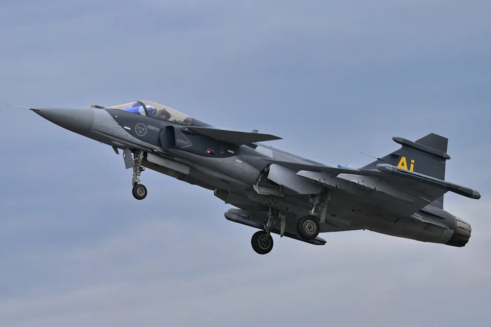 تشارك طائرة Saab JAS-39E Gripen في Royal International Air Tattoo في RAF Fairford في جلوسيسترشاير، إنجلترا.