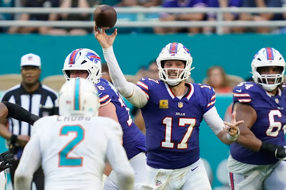 9 نوفمبر 2025؛ حدائق ميامي، فلوريدا، الولايات المتحدة الأمريكية؛ لاعب الوسط في بوفالو بيلز جوش ألين (17) يرمي خلال الشوط الثاني ضد فريق ميامي دولفينز في ملعب هارد روك. الائتمان الإلزامي: صور جيف رومانس-إيماجن