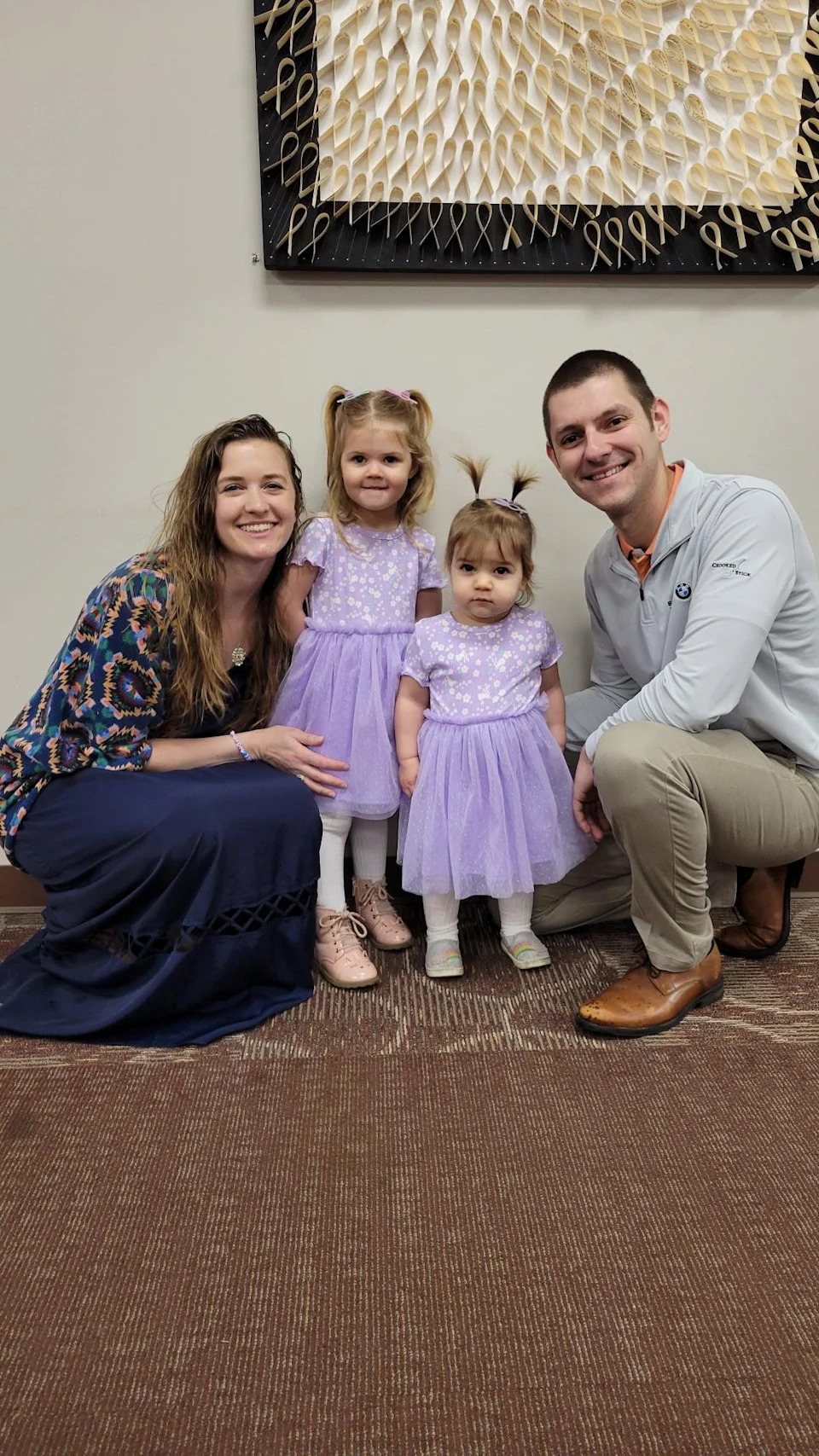 تم التقاط جرانت وميراندا فيليبس مع ابنتيهما أوديسا ونارا في صورة عائلية.