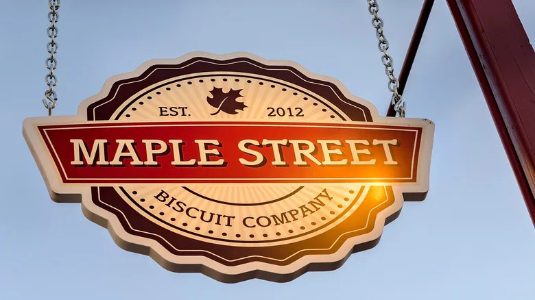 لافتة معلقة في الخارج لشركة Maple Street Biscuit Company