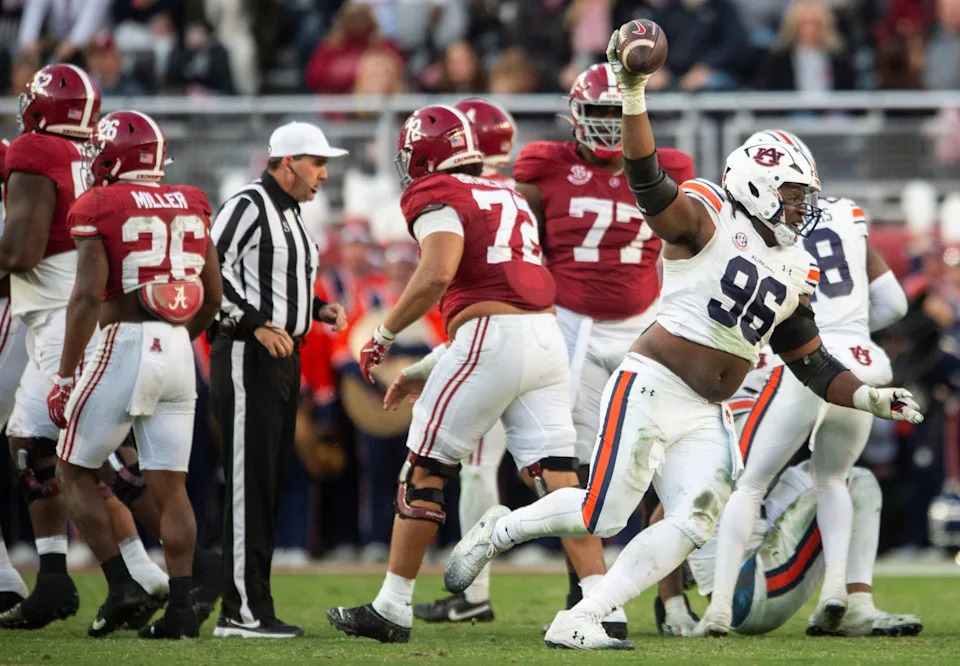 يحتفل لاعب خط دفاع أوبورن تايجرز فيليب بليدي (96) بتعافيه المتعثر بينما يواجه أوبورن تايجرز ألاباما كريمسون تايد في ملعب براينت ديني في توسكالوسا، ألاباما، يوم السبت 30 نوفمبر 2024. هزم ألاباما كريمسون تايد أوبورن تايجرز 28-14.