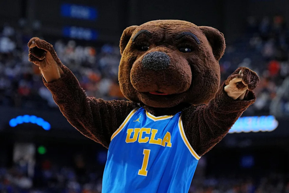 22 مارس 2025؛ ليكسينغتون، كنتاكي، الولايات المتحدة الأمريكية؛ يهتف تميمة UCLA Bruins خلال النصف الأول من المباراة بين متطوعي Tennessee وUCLA Bruins في الجولة الثانية من بطولة NCAA في Rupp Arena. الائتمان الإلزامي: صور آرون دوستر-إيماجن