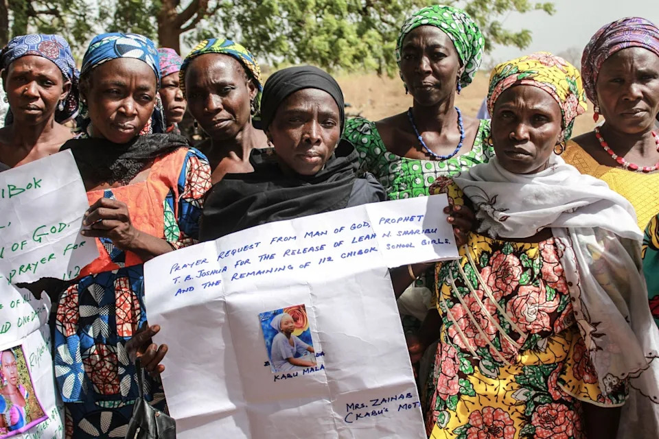 أمهات فتيات شيبوك المختطفات يحملن صور بناتهن خلال إحياء ذكرى في شمال شرق نيجيريا، 14 أبريل 2019 (وكالة الصحافة الفرنسية عبر غيتي إيماجز)