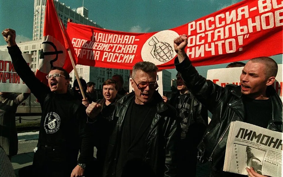 إدوارد ليمونوف، في الصورة بالمركز بالنظارات عام 1996،