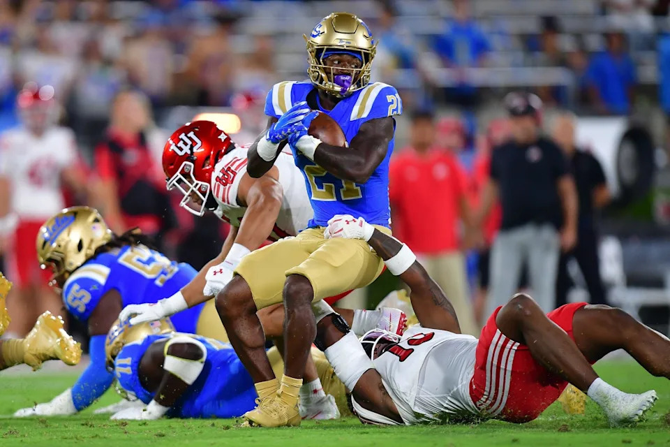 30 أغسطس 2025؛ باسادينا، كاليفورنيا، الولايات المتحدة الأمريكية؛ تم إسقاط الظهير الدفاعي لجامعة كاليفورنيا في لوس أنجلوس بروينز كول مارتن (21) من قبل لاعب ركن يوتا يوتيس جيسون ستوكس جونيور (13) خلال الشوط الثاني في روز بول. الائتمان الإلزامي: صور غاري أ. فاسكيز-إيماجن