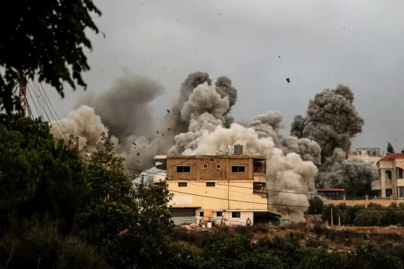 دخان كثيف يتصاعد بعد غارة جوية إسرائيلية على قرية طير دبا بجنوب لبنان. مروان نعماني/ dpa