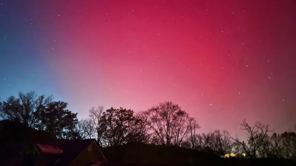 رقصت الشفق القطبي في السماء فوق كروس لاينز، فيرجينيا الغربية. - تري رابي / ا ف ب