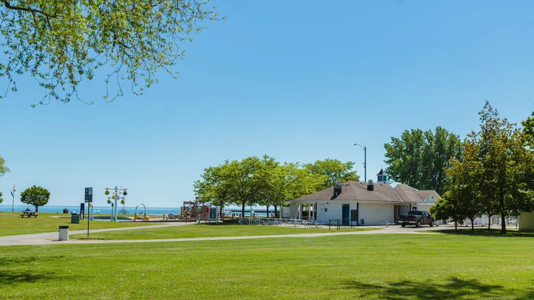 مساحة خضراء كبيرة بجوار البحيرة