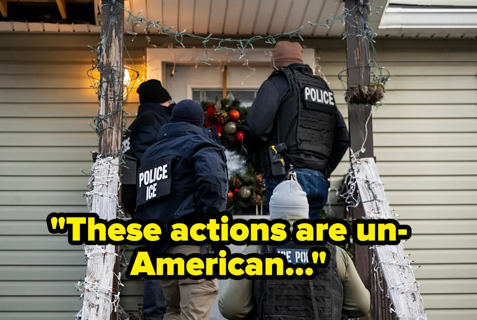 يقف أربعة من ضباط الشرطة يرتدون معدات تكتيكية عند مدخل المنزل، أحدهم مزين بإكليل العيد