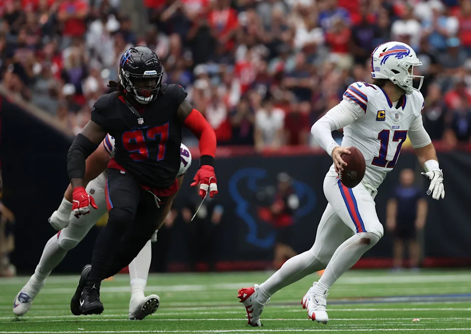 6 أكتوبر 2024؛ هيوستن، تكساس، الولايات المتحدة الأمريكية؛ يتدافع لاعب الوسط في بافالو بيلز جوش ألين (17) من تدخل هيوستن تكسانز الدفاعي ماريو إدواردز جونيور (97) في الشوط الثاني على ملعب إن آر جي. الائتمان الإلزامي: صور توماس شيا إيماجن