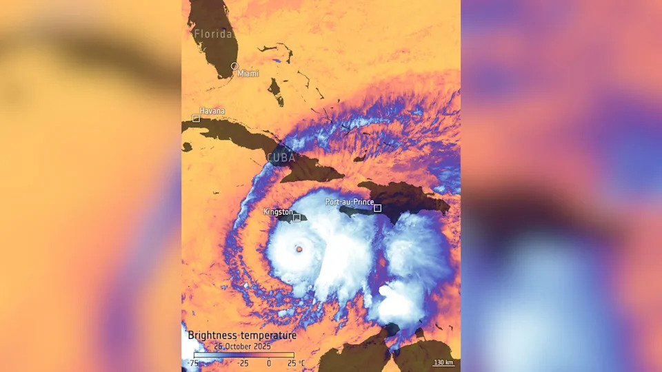 خريطة برتقالية ووردية وأرجوانية زاهية تُظهر درجات حرارة مختلفة تتوافق مع ألوان مختلفة فوق صورة إعصار ميليسا مع تسمية كوبا وفلوريدا