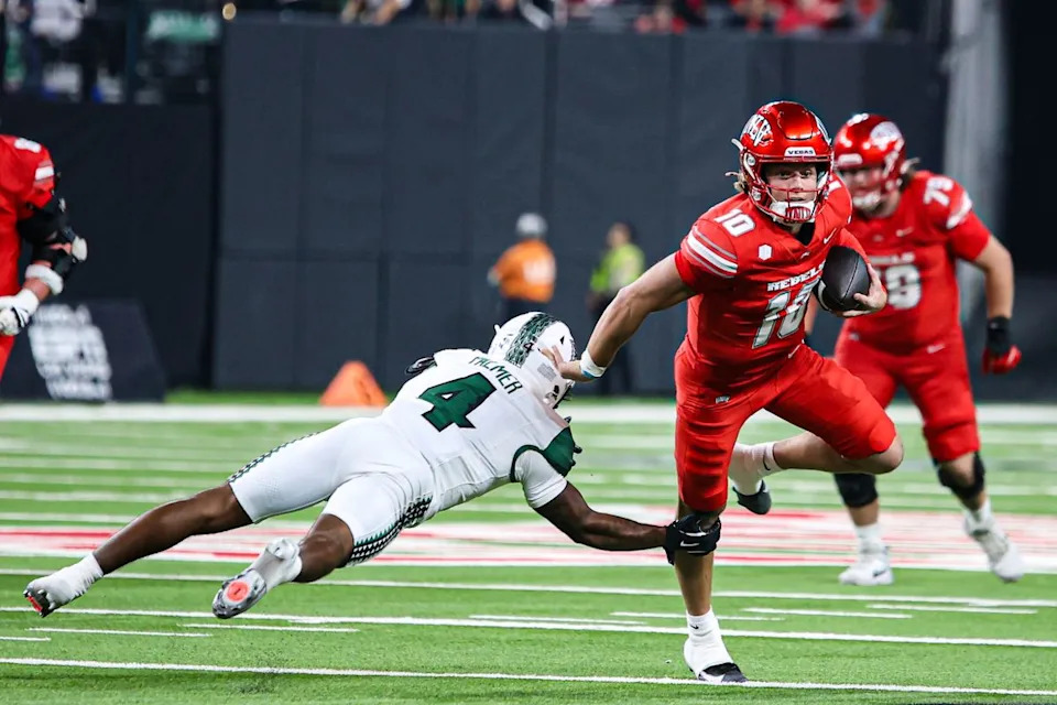 UNLV Rebels QB أنتوني كولاندريا (10) يتهرب من تدخل من Hawai'i Rainbow Warriors DB Elijah Palmer (4) خلال مباراة كرة قدم جامعية يوم الجمعة 21 نوفمبر 2025، في لاس فيغاس، نيفادا. 
