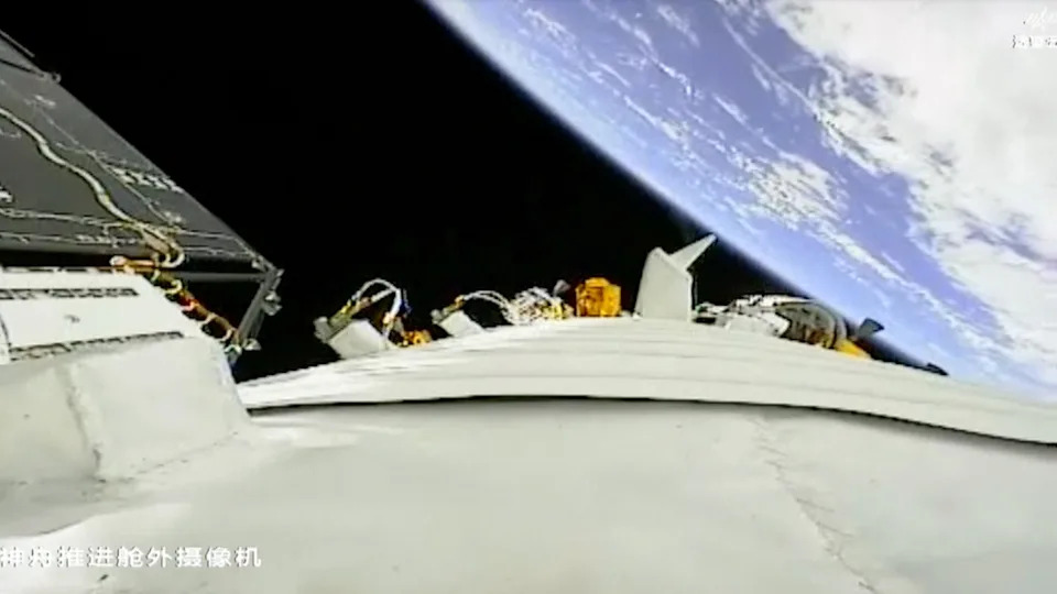 منظر من مركبة فضائية تدور حول الأرض، مع ظهور أجزاء من المركبة الفضائية في المقدمة