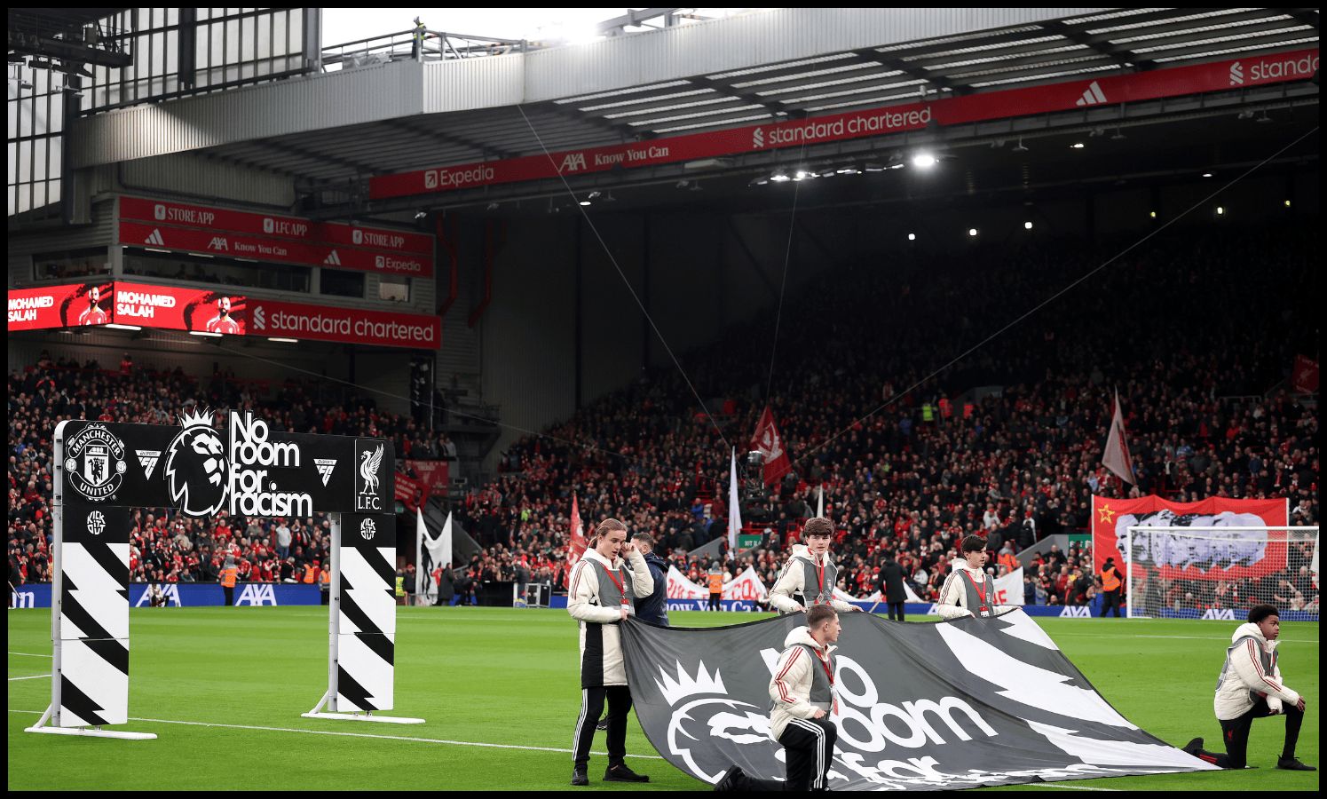 منظر عام قبل انطلاق المباراة بين مانشستر يونايتد وليفربول على ملعب أنفيلد.