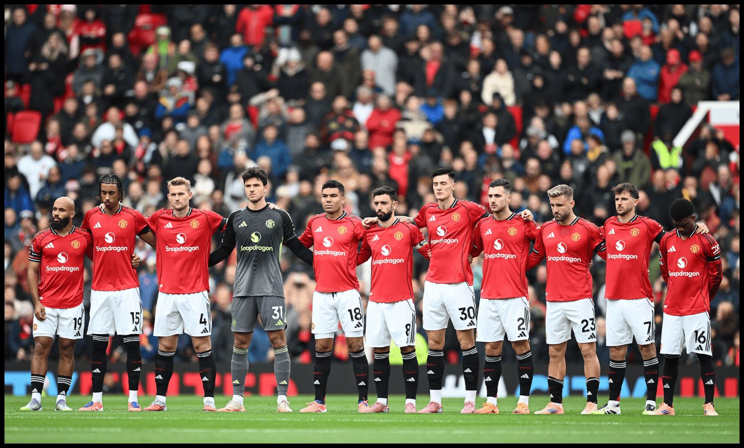 لاعبو مانشستر يونايتد يقفون دقيقة صمت بعد الهجوم على معبد مانشستر اليهودي.