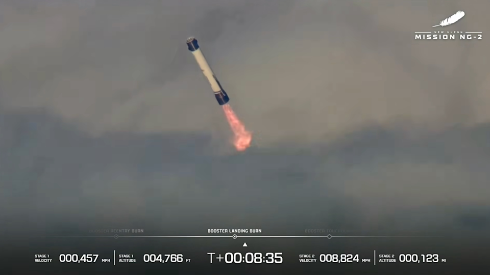 يطلق صاروخ كبير باللونين الأبيض والأزرق محركاته أثناء نزوله عبر السحب 