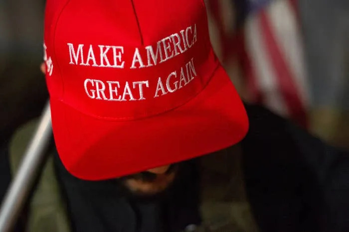 شخص يرتدي قبعة حمراء عليها الشعار "جعل أمريكا عظيمة مرة أخرى" مطرزة عليه، كما ينظر إليها من الأعلى