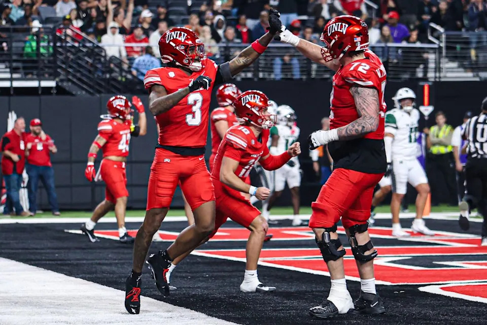 UNLV Rebels WR DaeDae Reynolds (3) وOL Will Thomas (72) يحتفلان بعد الهبوط خلال مباراة كرة قدم جامعية ضد فريق Hawai'i Rainbow Warriors يوم الجمعة 21 نوفمبر 2025، في لاس فيغاس، نيفادا. 