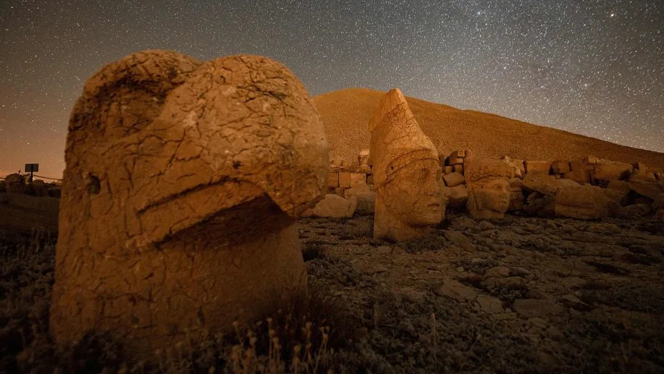 يمثل رأس النسر العملاق القوة السماوية. - ياسين أكغول / وكالة الصحافة الفرنسية / غيتي إيماجز